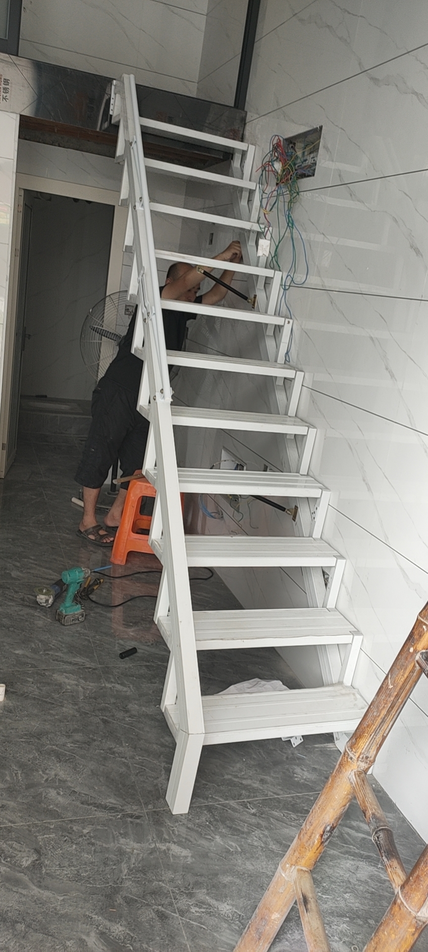 铝合金靠墙折叠楼梯